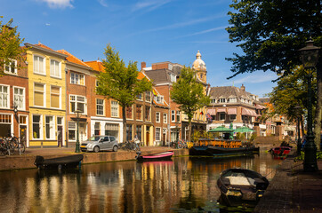 Obraz premium Picturesque summer landscape with a view of the city streets of Leiden and the Old Rhine River, Netherlands