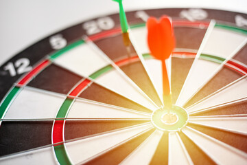 Obraz premium Hand business put a dart hit on the target,Goal target concept
