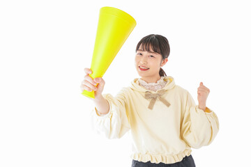 応援をする若い女性