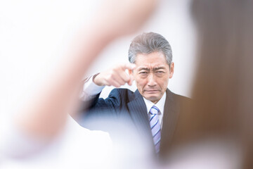 女性社員にパワハラをする上司