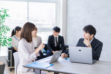 ビジネスミーティングをする男女