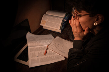 Hombre con sueño y cansado por el trabajo y estudios 
