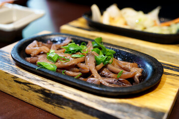 shimeji temperado dentro da bandeja sobre a madeira. Restaurante dde comida japonesa.