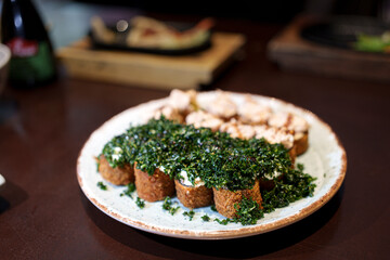 Sushi Holls servidos dentro do prato e colocados sobre a mesa do restaurante. Comida Japonesa.