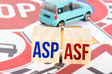 Ein Auto, Verkehrsschilder und ASP ASF Seminare in der Fahrschule