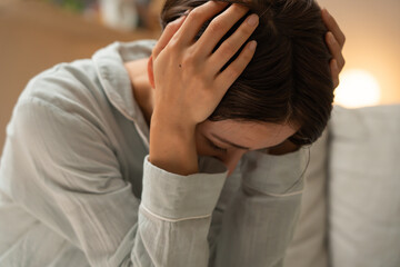 頭を抱える日本人女性