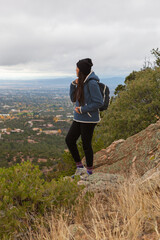 Obraz premium Woman hiking in Santa Fe, New Mexico