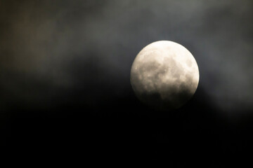 十五夜の次に美しいとされる雲がかかった十三夜の月