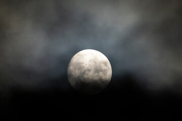 十五夜の次に美しいとされる雲がかかった十三夜の月