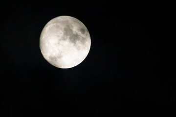 十五夜の次に美しいとされる雲がかかった十三夜の月