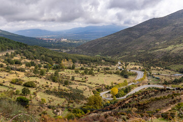 Obraz premium views of The Royal Seat of San Lorenzo de El Escorial from the port of the green cross