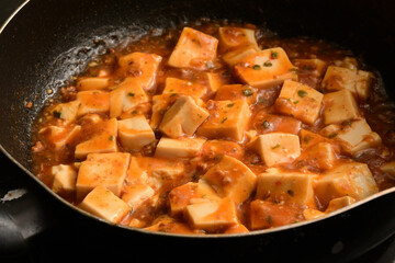 調理中の麻婆豆腐