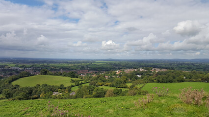 Obraz premium Beautiful view of rural countryside, rolling green meadow fields and farmland landscape in Glastonbury on the Somerset Levels, West Country in England, UK