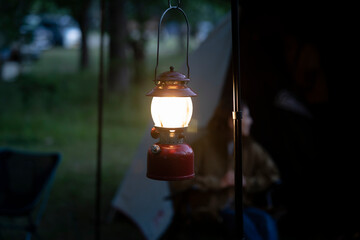 キャンプ場のランタンの明かり