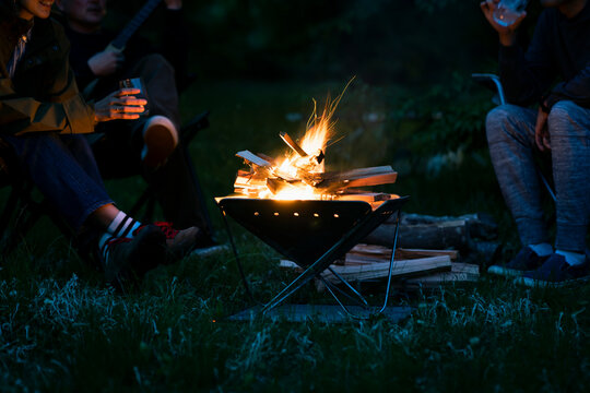 焚き火を囲むキャンパー達