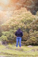Fototapeta premium traveler man from behind contemplating the mountain in autumn