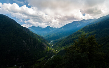 Fototapeta na wymiar Sunlight in a valley in the pyrenees