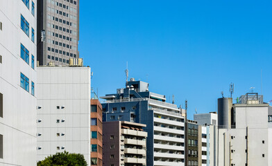 ビル街　ビルの屋上に設置されたアンテナ