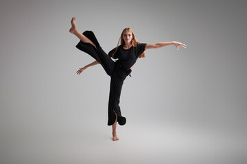 Fototapeta na wymiar modern ballet dancer