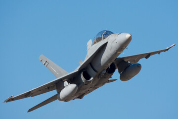 Avión de combate bimotor maniobrando f-18 hornet