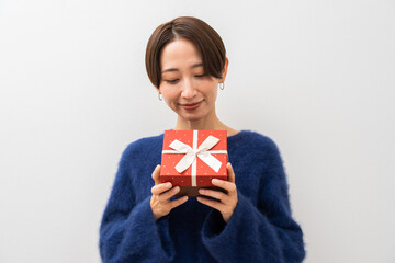 プレゼントを持った日本人女性
