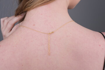 forehead chain necklace on the female neck shows how the chain necklace is worn on the back