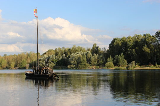 Toue caban&eacute;e sur la Loire