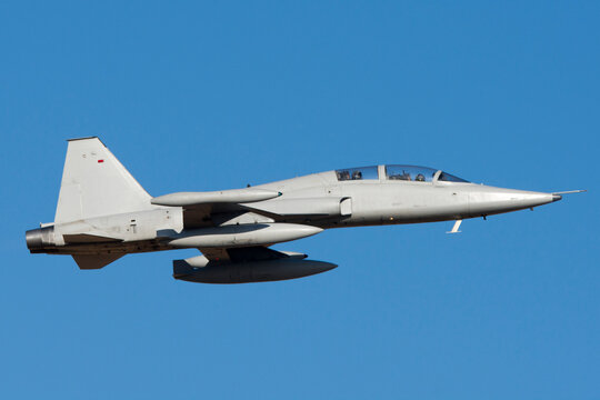 Avi&oacute;n de combate despegando