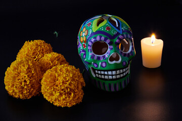 Cr&aacute;neo decorado con flores y diversos colores para la celebraci&oacute;n de d&iacute;a de muertos en M&eacute;xico.
