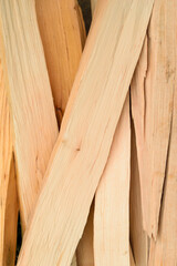 Drewno olchowe ustawione w pionowym układzie na zdjęciu 