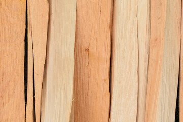 Kawałki drewna olchowego tworzące pionowy wzór 