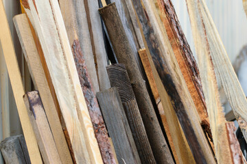 Drewno olchowe pocięte na deseczki oparte pod skosem o ścianę 