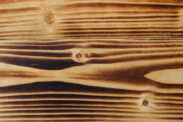 Opalane świerkowe deski z widocznym poziomym wzorem słojów drewna
