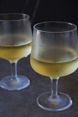 白ワインのグラスで乾杯を