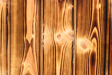 Naklejka premium Podpalane świerkowe deski z widocznymi wzorami słojów drewna na powierzchni 