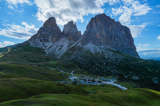 Le vette dolomitiche tra Val Badia e Val Gardena, all'interno dell'area UNESCO, vicino al paese di Corvara, Trentino Alto Adige - agosto 2024