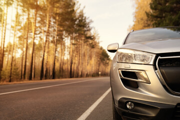 Obraz premium car on the road in autumn