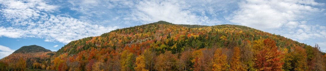 Fototapeta premium Panoramic view of an autumn scene in the Adirondacks mountains
