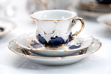 Chic Meissen B-Form button service

The porcelain service of the "B" shape is characterized by a pronounced convex relief, placed in the middle of the products. This form is a vivid revival of the pla