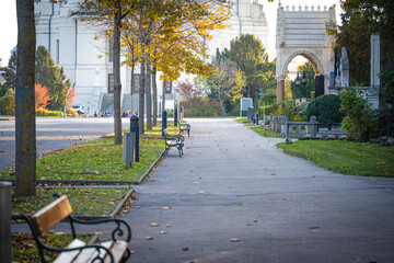 Obraz premium Der Wiener Zentralfriedhof wurde 1874 eröffnet und zählt mit einer Fläche von zweieinhalb Quadratkilometern und rund 330.000 Grabstellen mit drei Mill Verstorbenen zu den größten Friedhöfen Europas.