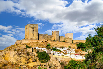 Naklejka premium Views from the Parque de la Retama of the castle of Alcalá de Guadaira in Seville, in blue sky and white clouds