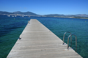 Fototapeta premium Ponton sur la mer Méditerranée dans la baie d'Ajaccio en Corse