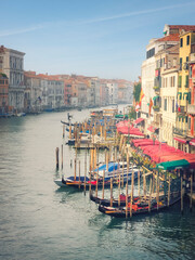 Fototapeta na wymiar Venise, le grand canal vu du Pont du Rialto en format vertical