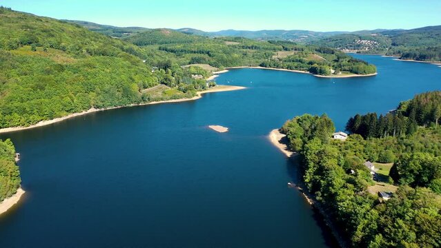 Vol en drone au-dessus d'un lac bord&eacute; d'une for&ecirc;t