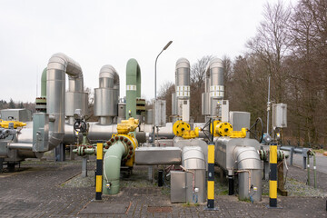 Rohre einer Gasspeicheranlage zur Gasversorgung der Bevölkerung in der Nähe von Kiel - 539149928