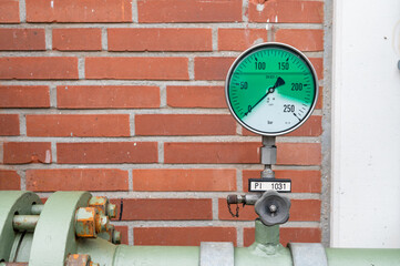 Gasspeicheranlage und Druckmanometer in der Nähe von Kiel im Herbst 2022