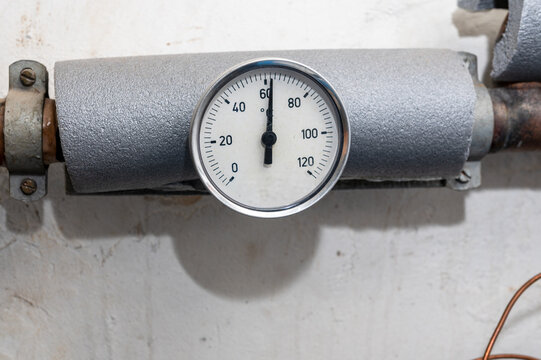 Heizungsanlage f&uuml;r Fernw&auml;rme in einem Altbau. Manometer zum Ablesen der Temperatur in Grad Celsius