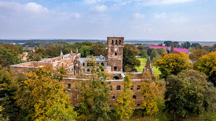 Fototapeta na wymiar Ruiny zamku w Tworkowie na Śląsku w Polsce, panorama z lotu ptaka jesienią