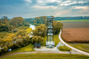 Rzeka Odra i wieża widokowa w Chałupkach na Śląsku w Polsce. Panorama jesienią z lotu ptaka - obrazy, fototapety, plakaty