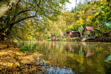 Rzeka Opawa w Czechach, domy na rzeką jesienią